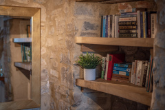 rose-cottage-somerset-country-escape-lounge-bookshelf