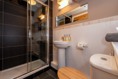 the-granary-somerset-hallway-bathroom